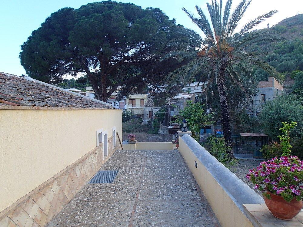 Gasthaus Patitiri Santa Teresa Di Riva Exterior foto
