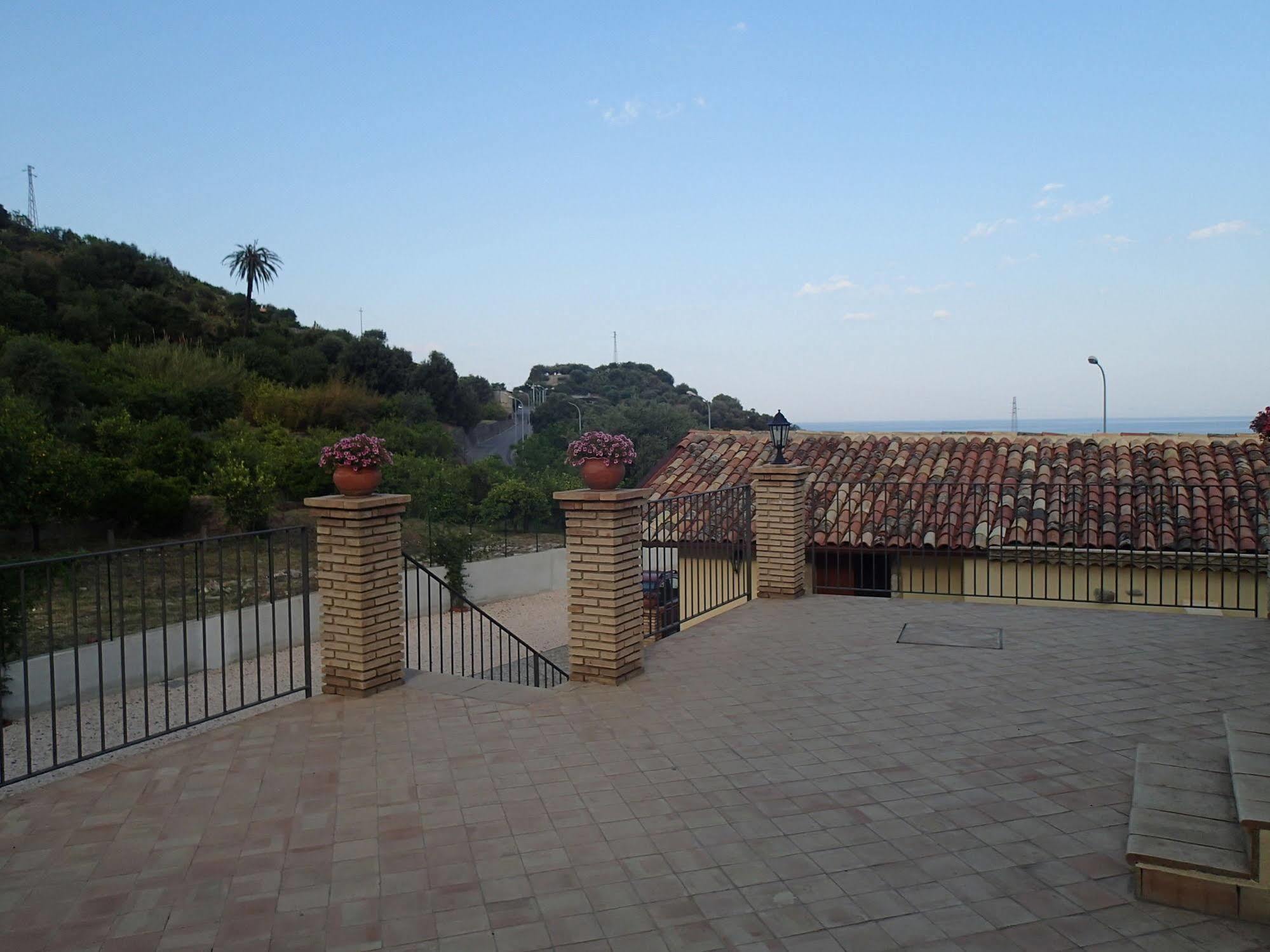 Gasthaus Patitiri Santa Teresa Di Riva Exterior foto